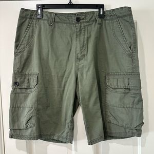 Union men’s cargo forest green shorts
